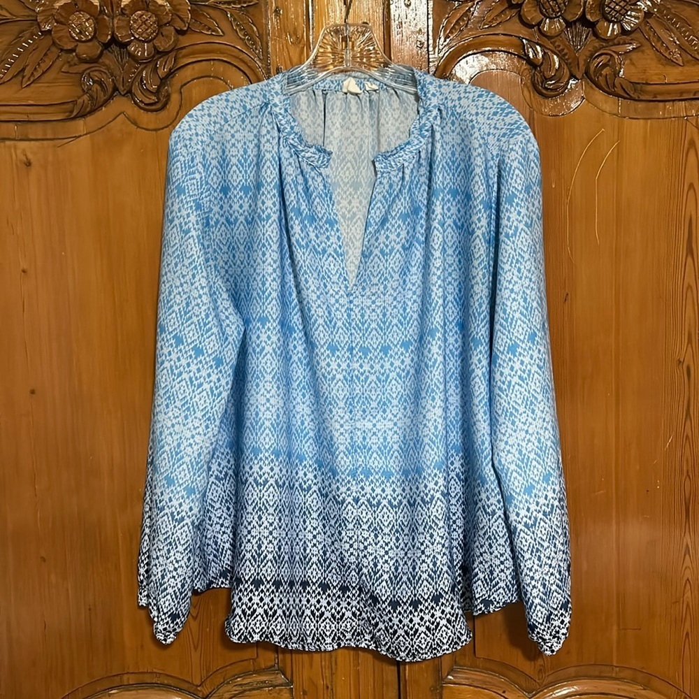 Gap Women’s Blue/White Ombre Print Ling Sleeved Top.  large
